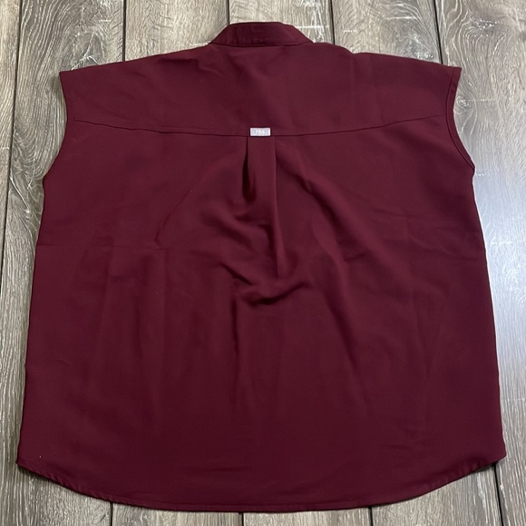 FIGS Technical Collection Rafaela Scrub Top in Maroon Size M - Picture 2 of 5